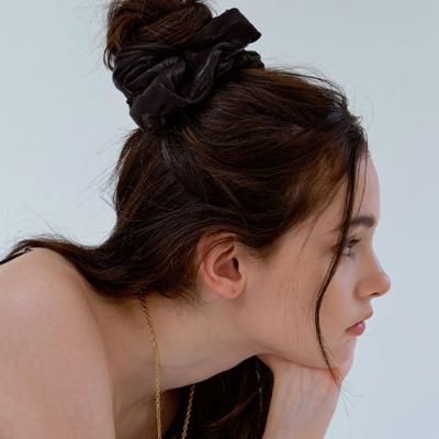 카인더베이비 펄 새틴 블랙 스크런치