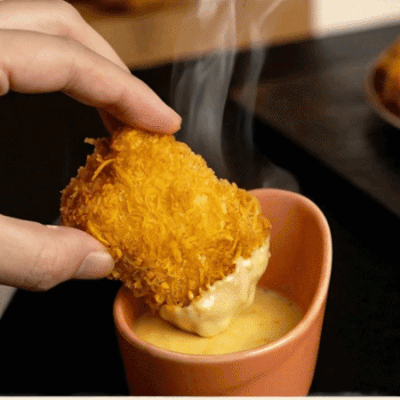 ★타임특가★[더굿푸드] 갓튀겨나온 위대한 치즈크런치치킨 6조각 330g, 소스 1팩 40g 구성